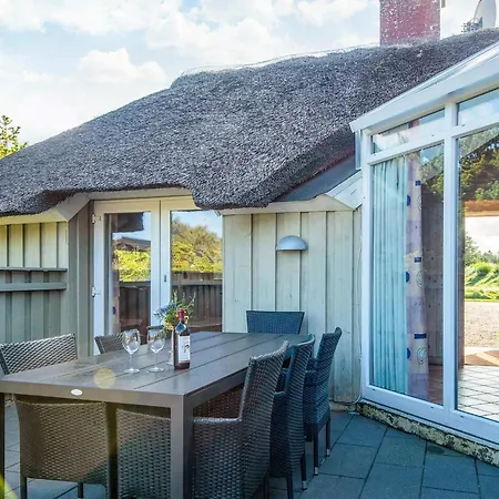 8 Person In Strand-by Traum