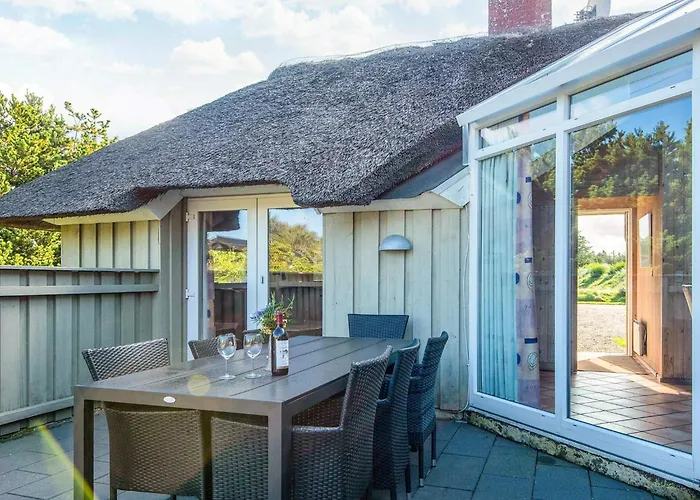 8 Person In Strand-by Traum